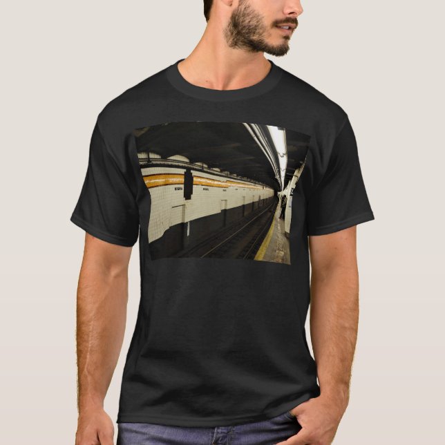 Untergrundbahntunnel mit Fliesenwand T-Shirt (Vorderseite)