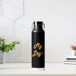 Unternehmen mit schwarzem Logo Trinkflasche<br><div class="desc">Schwarzer Hintergrund. Personalisieren Sie Ihr Firmenlogo und fügen Sie es hinzu.</div>