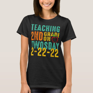 Unterricht in der 2. Klasse am Zweier-Tag 22.02.22 T-Shirt