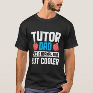 Unterrichtender Vater wie ein normaler Vater unter T-Shirt