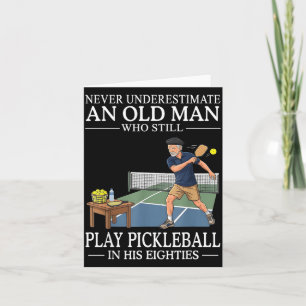 Unterschätze alten Mann spielt Pickleball Achtzige Karte