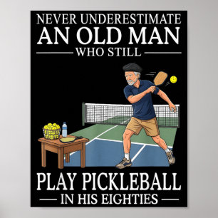 Unterschätze alten Mann spielt Pickleball Achtzige Poster