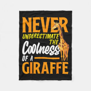 Unterschätze die Coolness einer Giraffe lustig Fleecedecke