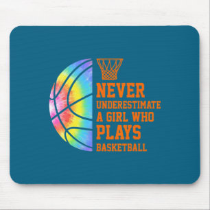Unterschätze ein Mädchen, das Basketball-T-Shirt t Mousepad