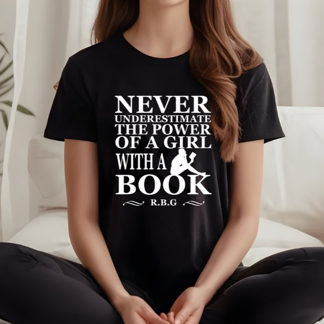 Unterschätze ein Mädchen nie mit einem Buch T-Shirt (Von Creator hochgeladen)