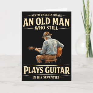 Unterschätze einen alten Mann, der Gitarre spielt Karte