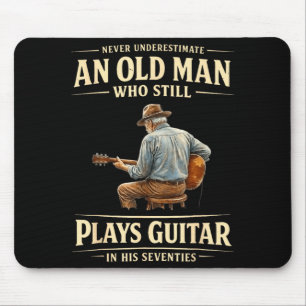 Unterschätze einen alten Mann, der Gitarre spielt Mousepad
