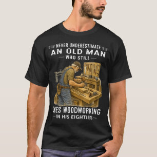 Unterschätze einen alten Mann, der Holzarbeiten ma T-Shirt