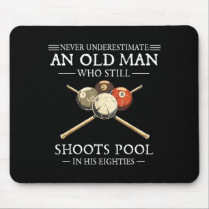 Unterschätze einen alten Mann, der Poolbillard spi Mousepad