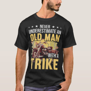 Unterschätze einen alten Mann mit einem Trike niem T-Shirt