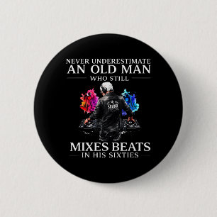 Unterschätze einen alten Mann nicht, der Beats mis Button