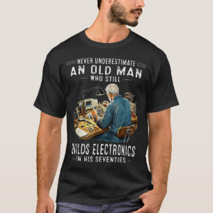 Unterschätze einen alten Mann nicht, der Elektroni T-Shirt