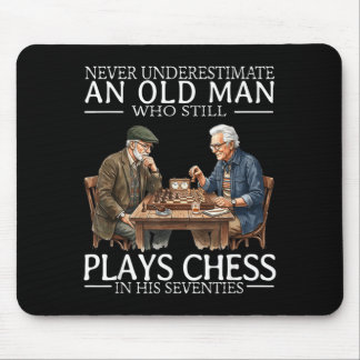 Unterschätze einen alten Mann nicht, der Schach sp Mousepad
