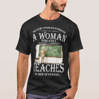 Unterschätze Frau, die in ihren Siebzigern unterri T-Shirt