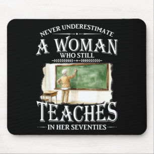 Unterschätze nicht eine Frau, die in ihren Siebzig Mousepad