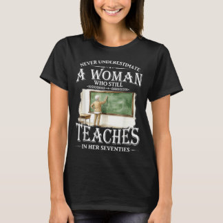 Unterschätze nicht eine Frau, die in ihren Siebzig T-Shirt