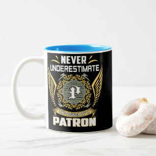 Unterschätze nie die Macht eines Förderers Zweifarbige Tasse