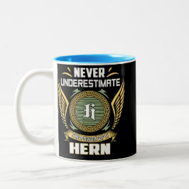 Unterschätze nie die Macht eines Hern Zweifarbige Tasse