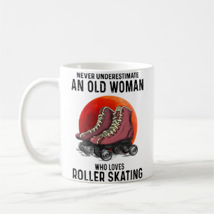 Unterschätze nie eine alte Frau, die Roller liebt  Kaffeetasse