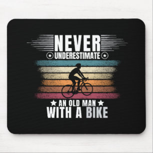Unterschätze nie einen alten Mann auf einem Fahrra Mousepad