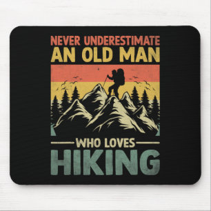 Unterschätze nie einen alten Mann, der Wandern lie Mousepad