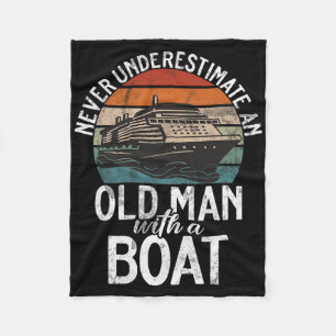 Unterschätze nie einen alten Mann mit einem Boot B Fleecedecke