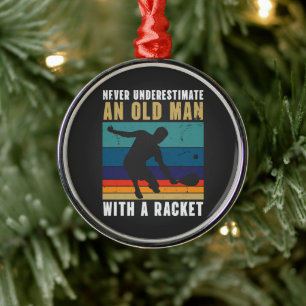 Unterschätze nie einen alten Mann mit einem Pickle Ornament Aus Metall