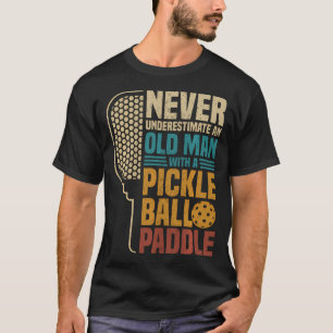 Unterschätze nie einen alten Mann mit einem Pickle T-Shirt