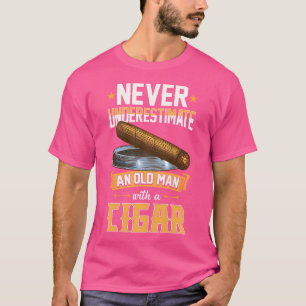 Unterschätze nie einen alten Mann mit einer Zigarr T-Shirt