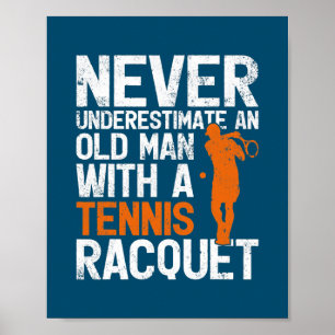 Unterschätze nie einen alten Mann mit Tennis Poster