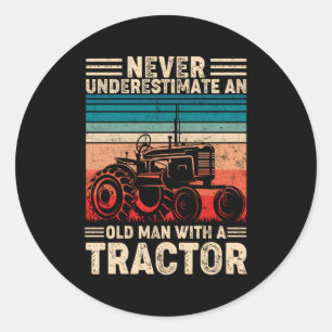 Unterschätze nie einen Alten mit einem Traktor auf Runder Aufkleber