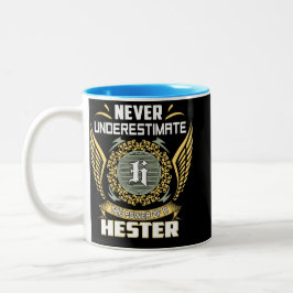 Unterschätze niemals die Macht einer Hester Zweifarbige Tasse