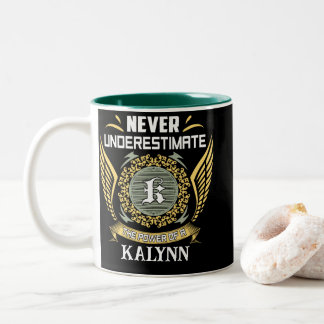 Unterschätze niemals die Macht einer Kalynn Zweifarbige Tasse