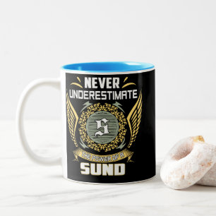 Unterschätze niemals die Macht einer Sonne Zweifarbige Tasse