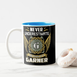 Unterschätze niemals die Macht eines Garner Zweifarbige Tasse