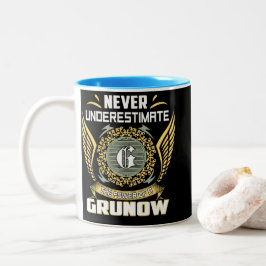 Unterschätze niemals die Macht eines Grunow Zweifarbige Tasse