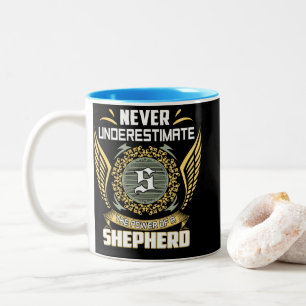 Unterschätze niemals die Macht eines Hirten Zweifarbige Tasse
