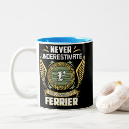 Unterschätze niemals die Macht eines Hufschmieds Zweifarbige Tasse