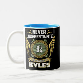 Unterschätze niemals die Macht eines Kyles Zweifarbige Tasse