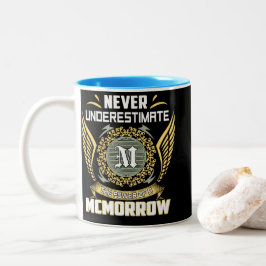 Unterschätze niemals die Macht eines Mcmorrow Zweifarbige Tasse