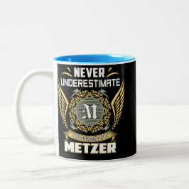 Unterschätze niemals die Macht eines Metzers Zweifarbige Tasse