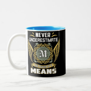 Unterschätze niemals die Macht eines Mittels Zweifarbige Tasse