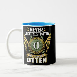 Unterschätze niemals die Macht eines Otten Zweifarbige Tasse