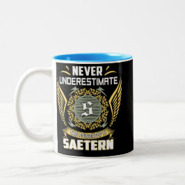 Unterschätze niemals die Macht eines Saetern Zweifarbige Tasse