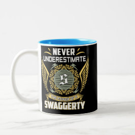 Unterschätze niemals die Macht eines Swaggerty Zweifarbige Tasse