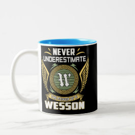 Unterschätze niemals die Macht eines Wesson Zweifarbige Tasse