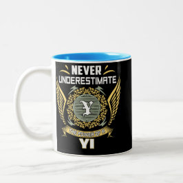 Unterschätze niemals die Macht eines Yi Zweifarbige Tasse