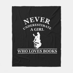 Unterschätze niemals ein Mädchen, das Bücher liebt Fleecedecke