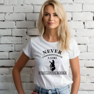 Unterschätze niemals ein Mädchen, das Bücher liebt T-Shirt