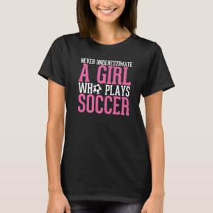 Unterschätze niemals ein Mädchen, das Fußballmädch T-Shirt